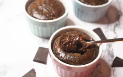 Gesunder Schokotassen-Kuchen (glutenfrei, ohne Zucker & mit flüssigem Kern)